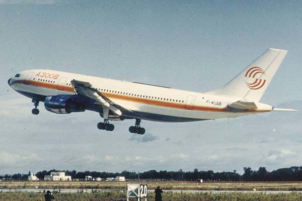 世界初スタイルで打倒アメリカ！ エアバス初の旅客機「A300」は成功作