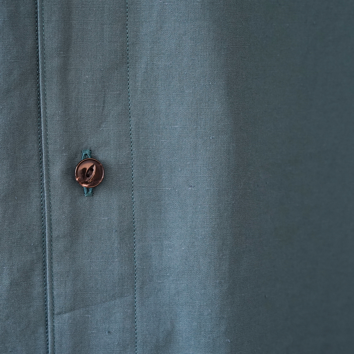 tilt The authentics】美しいシルエットのスタンドカラーシャツのご