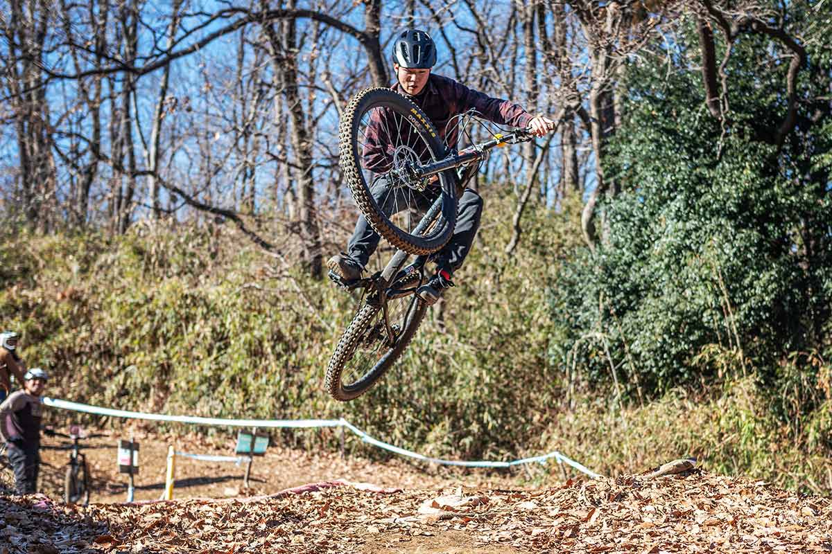 テーブルトップにトライする人が増えた大人のエアートリック道場