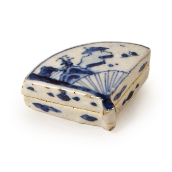 染付開扇香合 そめつけかいせんこうごう | 鶴田 純久の章 お話