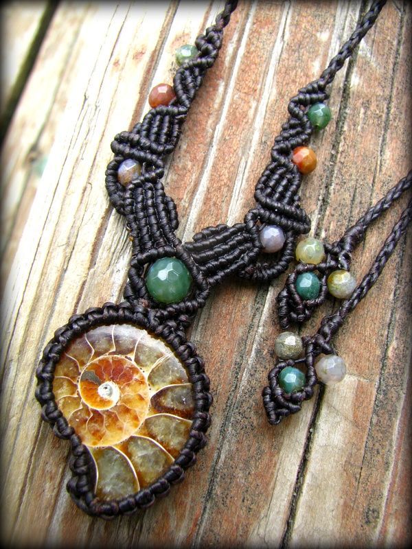 マダガスカル産アンモナイト化石＆きらきらアゲートのマクラメ編み