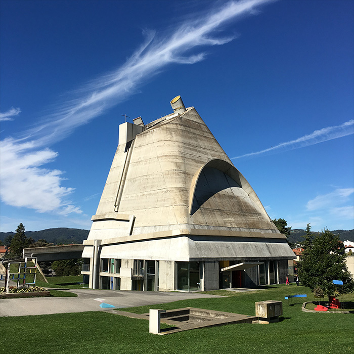 神秘的な光を生み出す、サン・ピエール教会 | HOUSTO おウチの収納.com