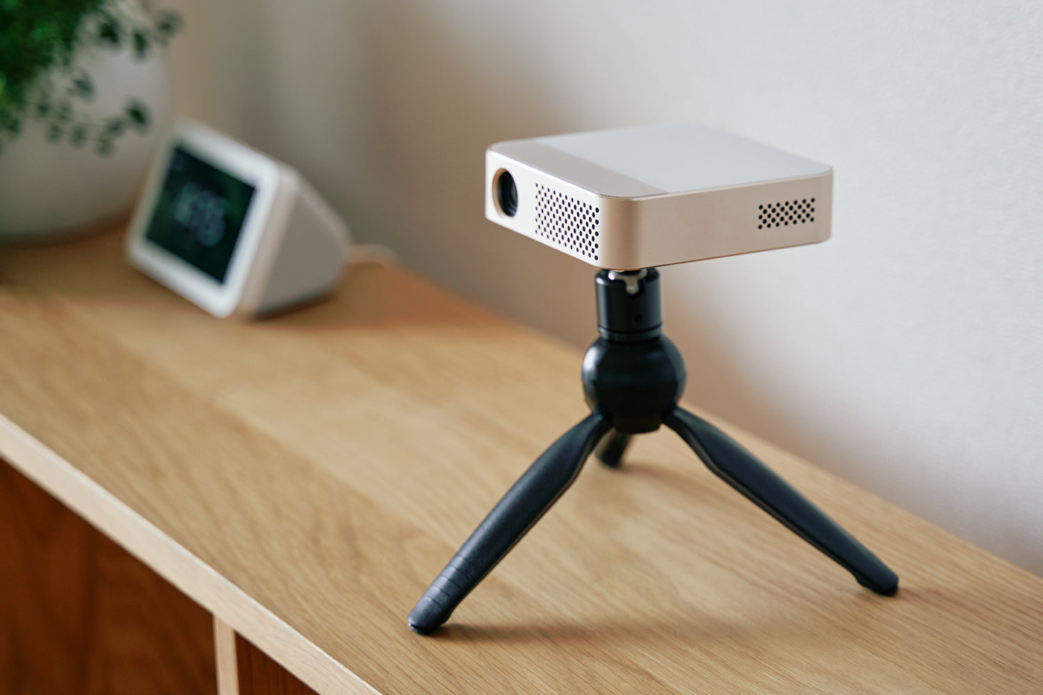 おしゃれX健康X時短家電 UENO-mono – モバイルプロジェクター KABĒNI