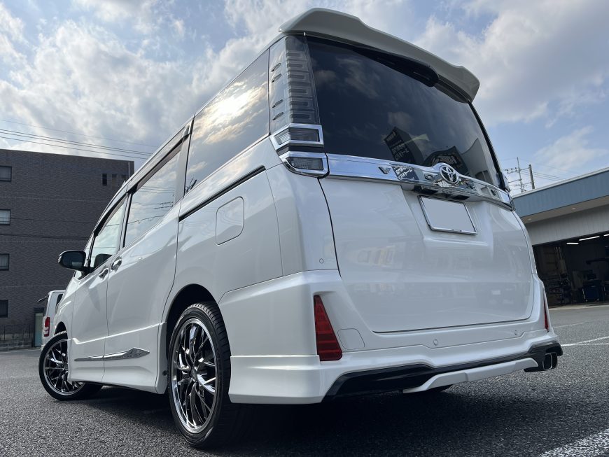 まだまだ人気の80系VOXY、2024年モデルのレオニスでドレスアップ