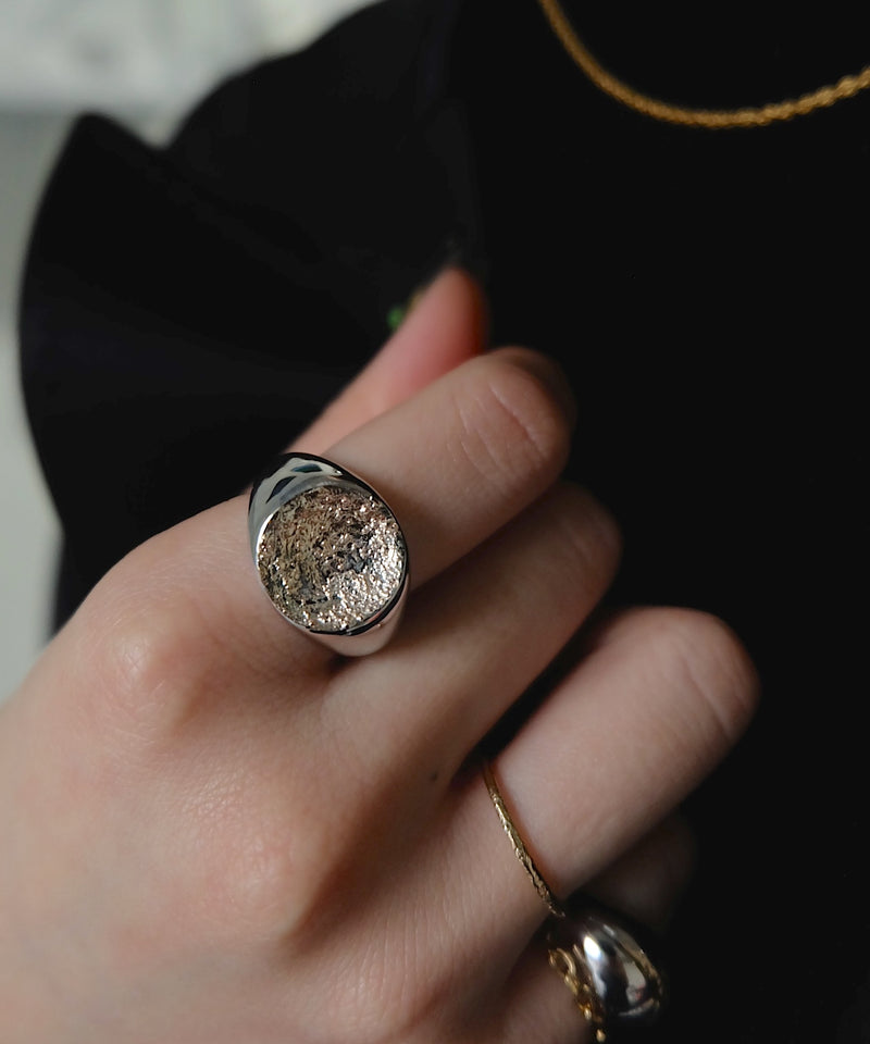 Briller Signet Round M Ring – un by Tomoyo Yoshida | 公式