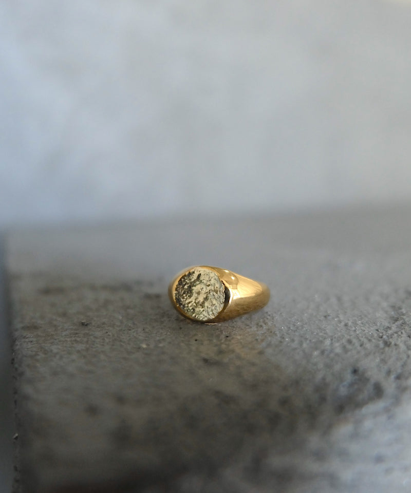 Briller Signet Round P Ring – un by Tomoyo Yoshida | 公式