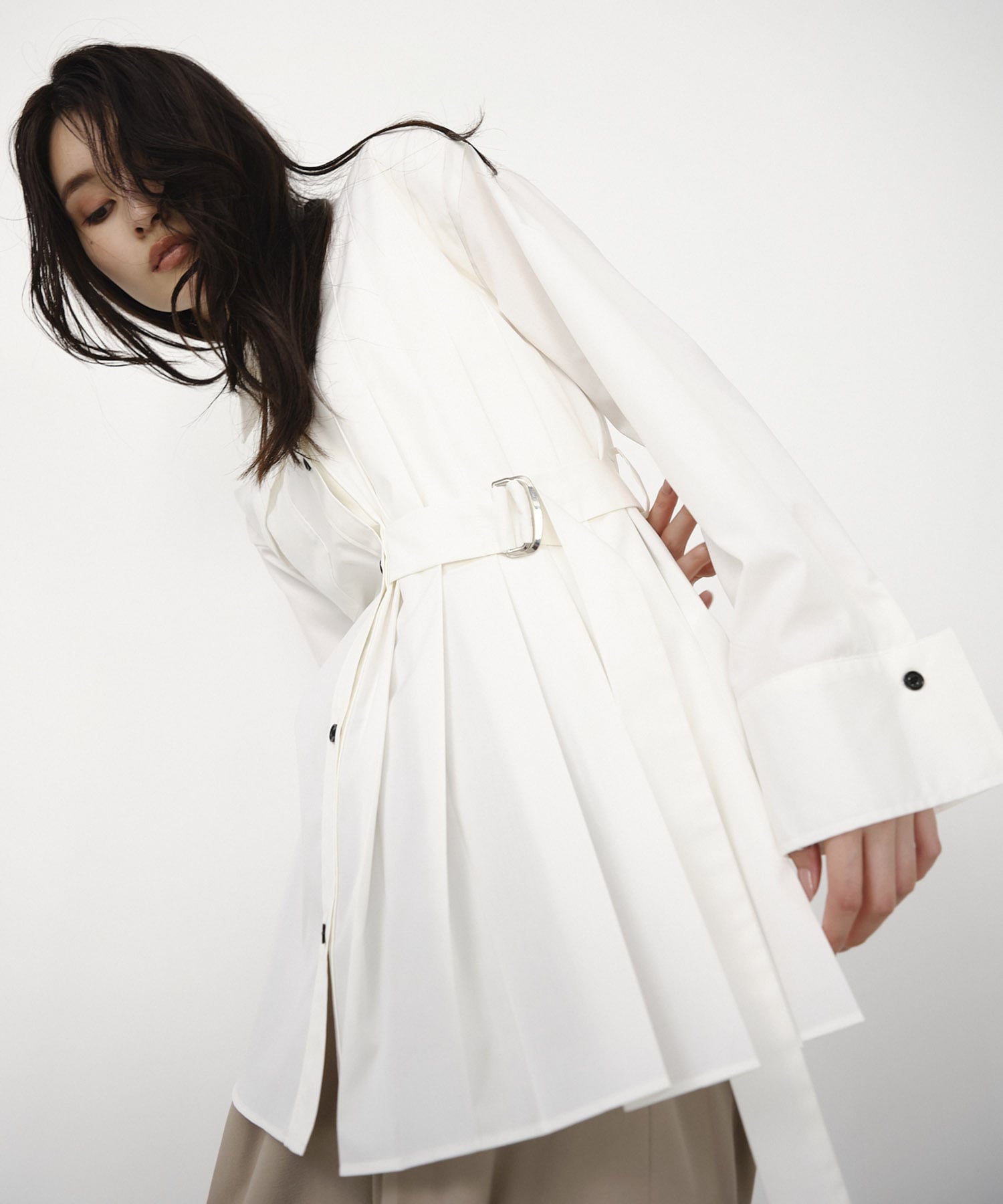 残りわずか〉ベルテッドプリーツロングシャツ(FREE WHITE