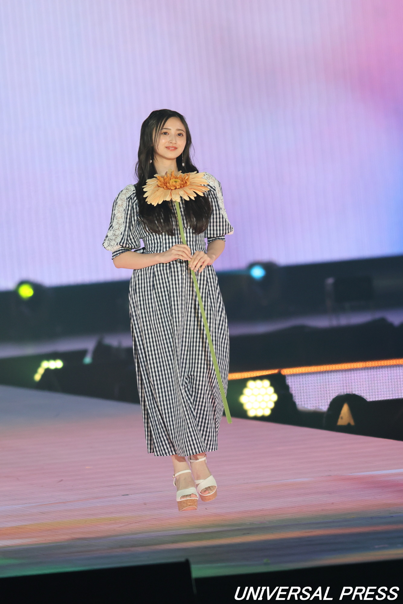 乃木坂46井上和「ガルアワ」ネーブルオレンジ色の花を持ち