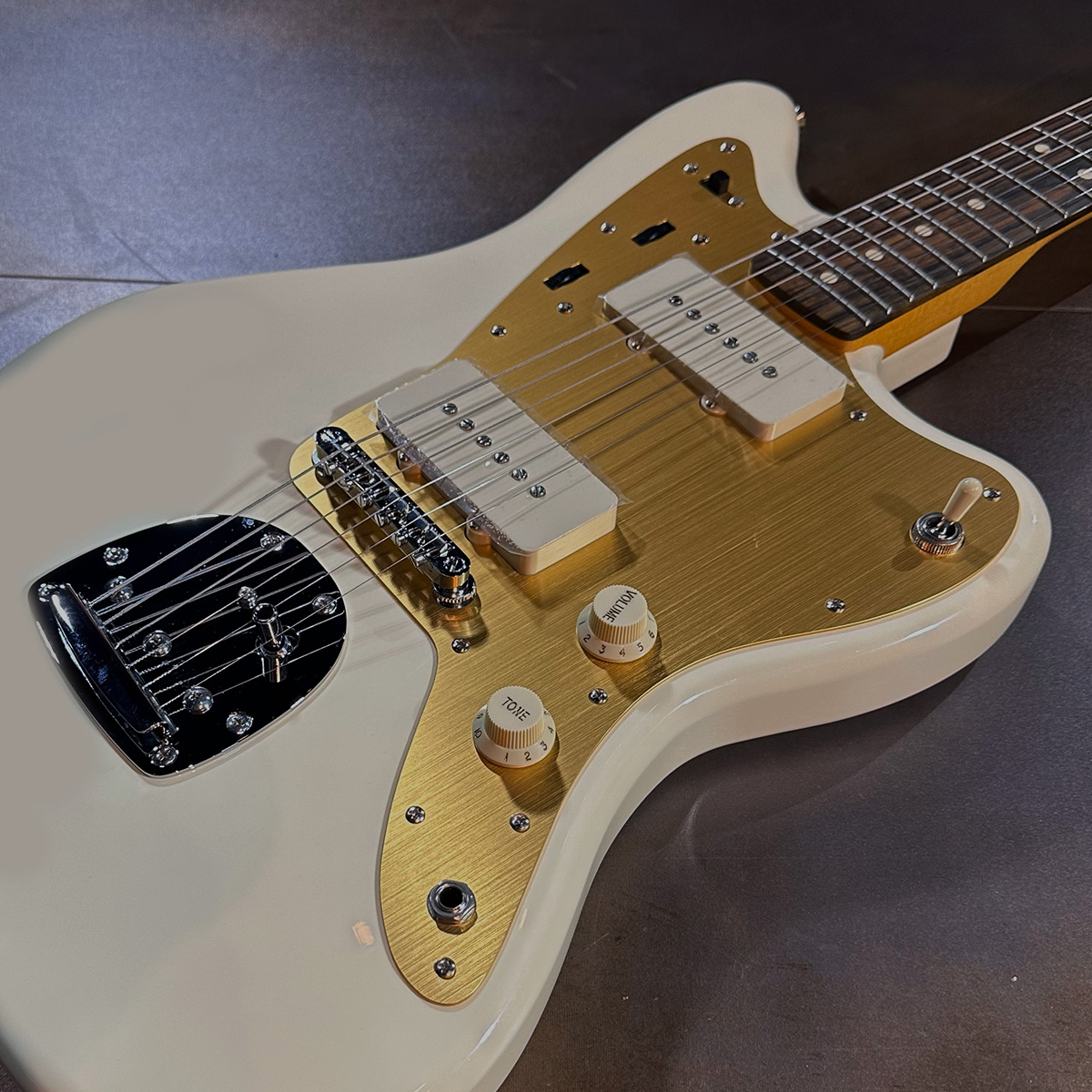 Squier by Fender J-mascis Jazzmaster Vintage White | UNTAKE