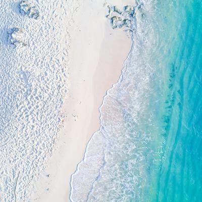 マイアミビーチの24番街に立つ赤と黄色のライフガード小屋の写真素材