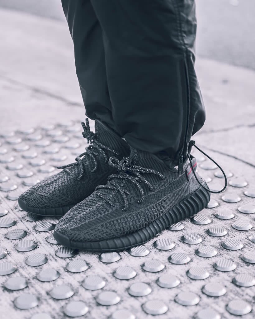 adidas】YEEZY BOOST 350 V2 新色 “BLACK”が6月7日に発売予定 | UP TO DATE