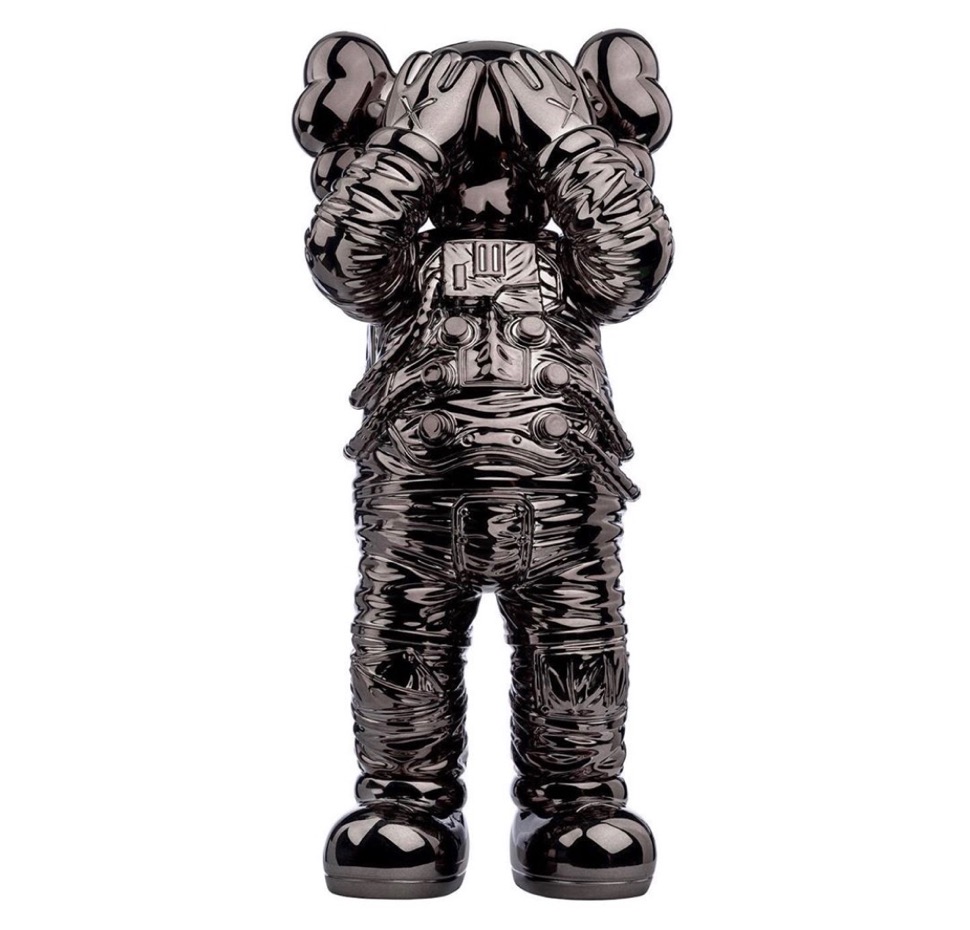 KAWS：HOLIDAY SPACE】宇宙へ飛び立った〈コンパニオン〉が高度136,296