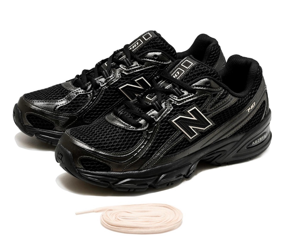 New Balance “Triple Black”に差し色を加えたアジア限定コレクションが