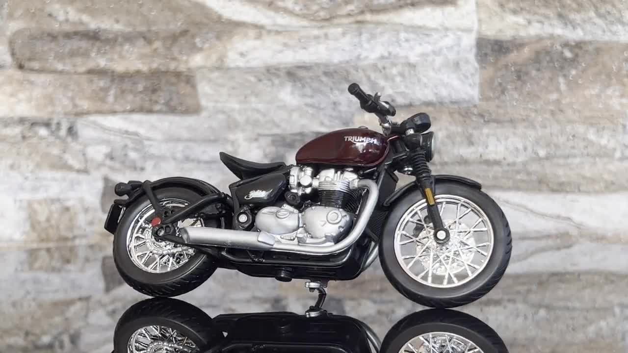 トライアンフ ボンネビル ボバー バイク、スケール 1/18 ダイキャスト