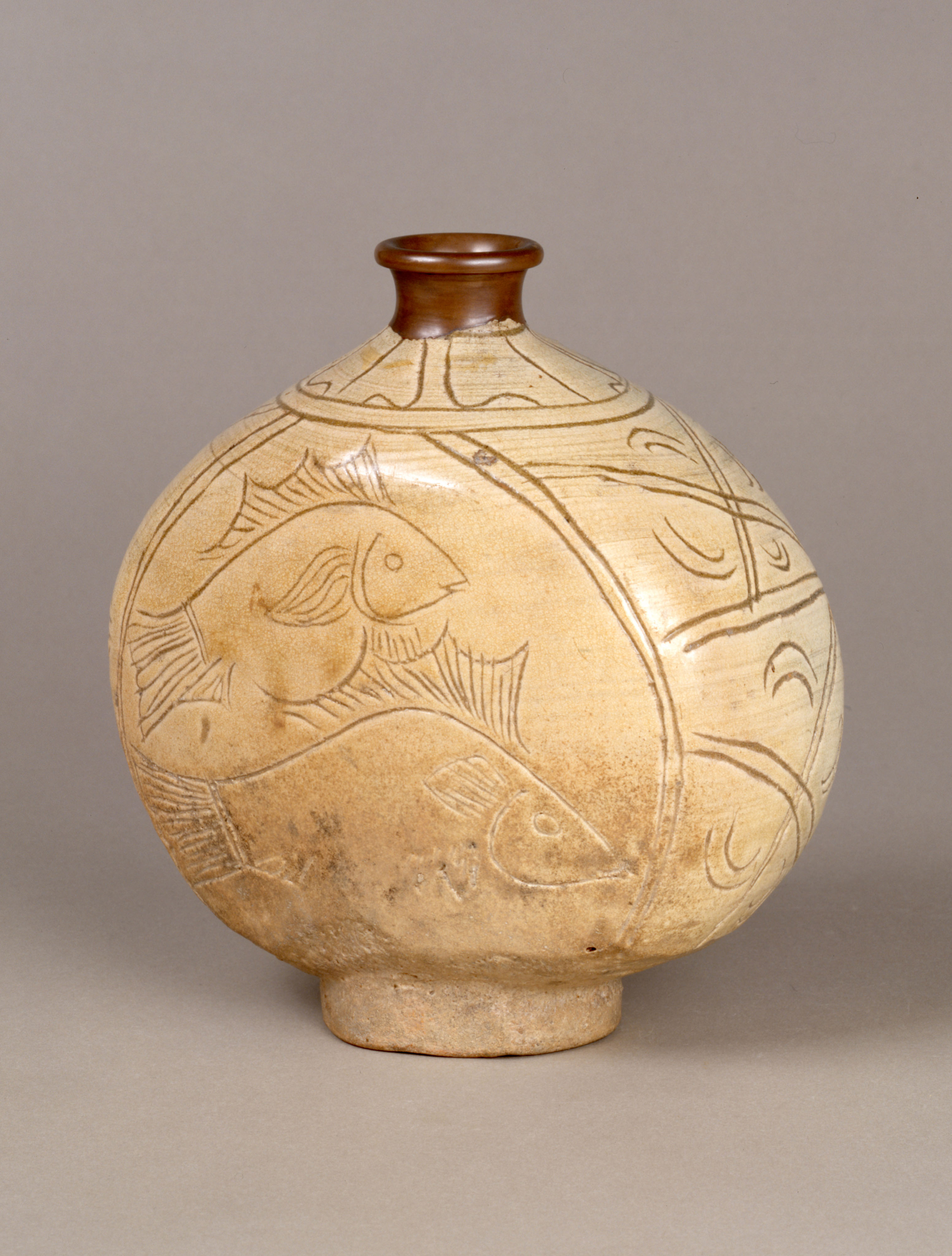 粉青沙器線刻魚文扁壺 | やまぐちバーチャルアートミュージアム