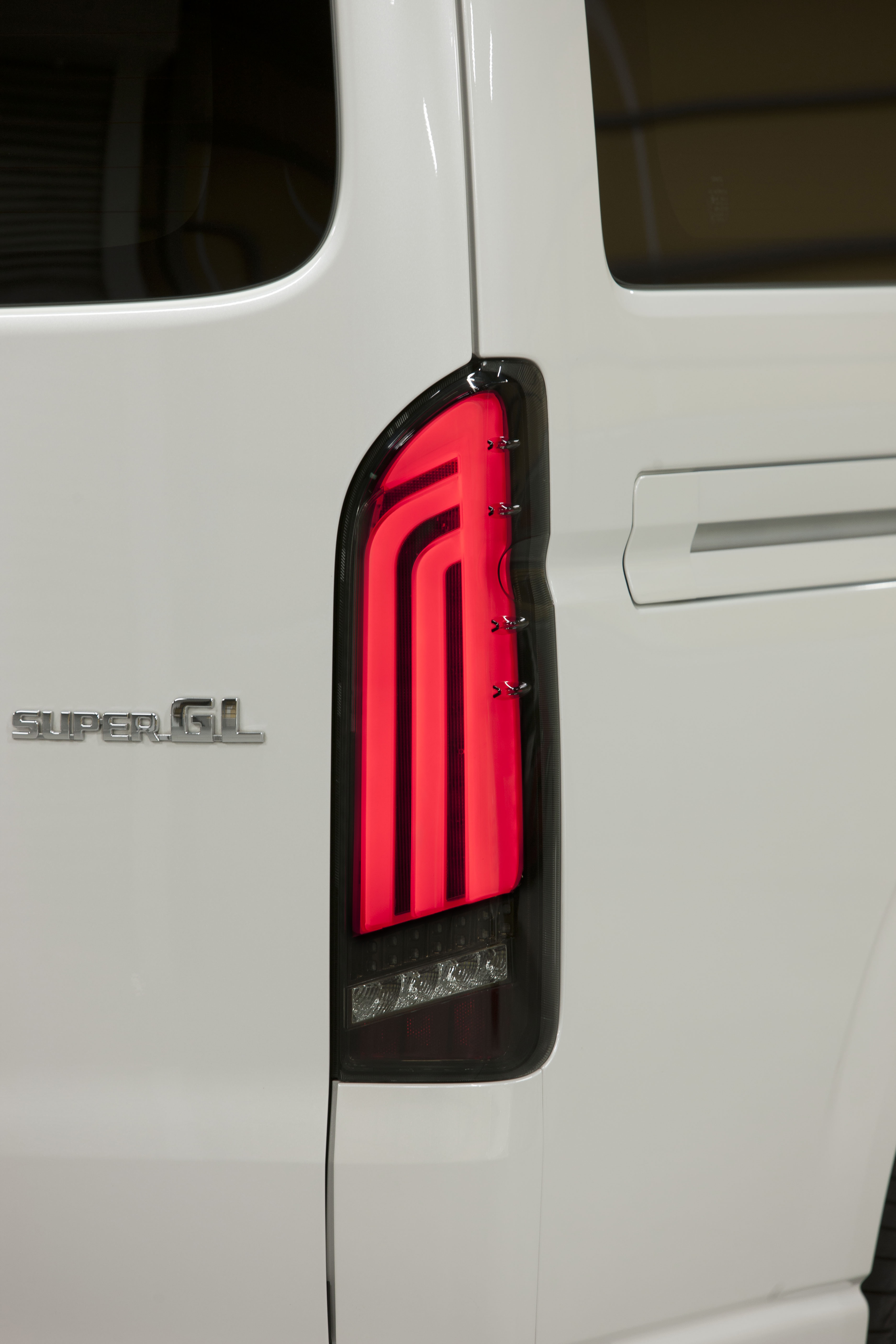 トヨタ 200系 ハイエース ジュエルLEDテールランプ ULTRA Ζ｜製品情報