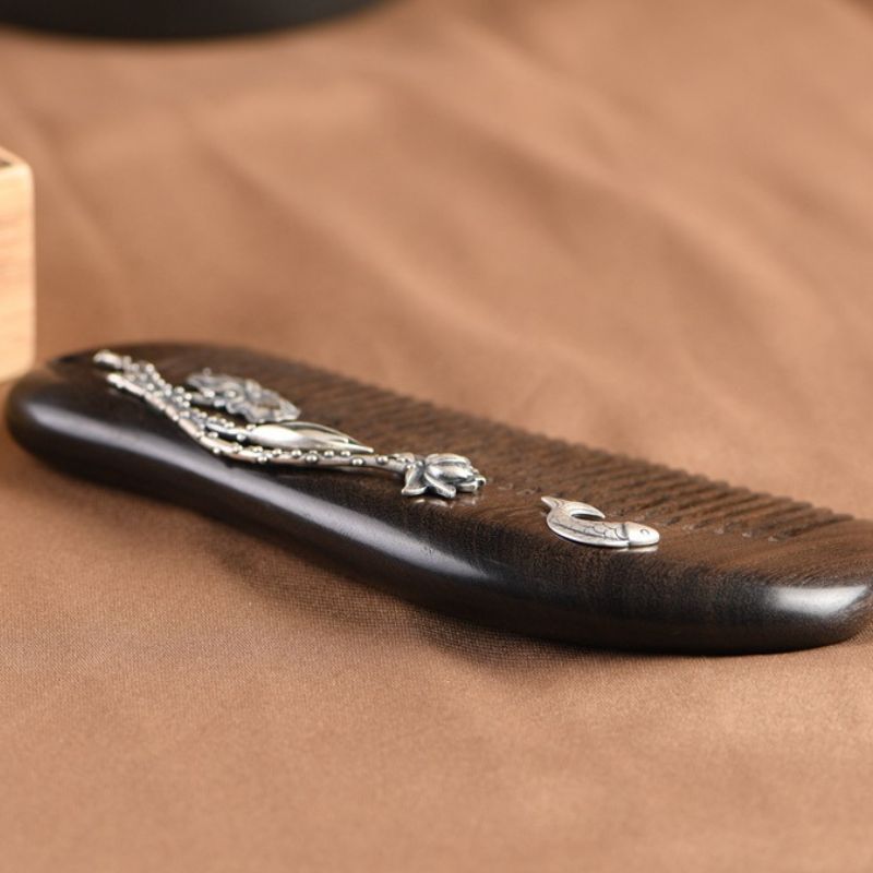 蓮の花と鯉の黒檀櫛 – 日本の伝統と現代技術が融合したアートピース