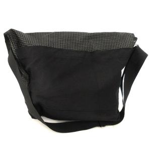 ボックスロゴ メッセンジャーバッグ ショルダーバッグ フラップ 留め具