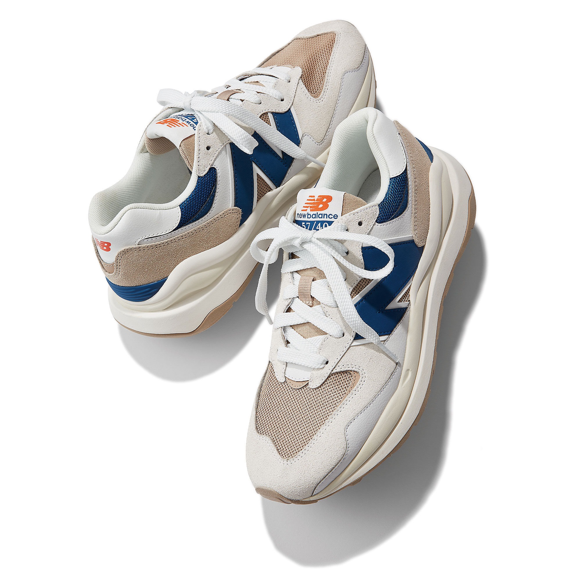HOT ITEM／New Balance「ベージュ×ブルーの洗練配色スニーカー」【40代