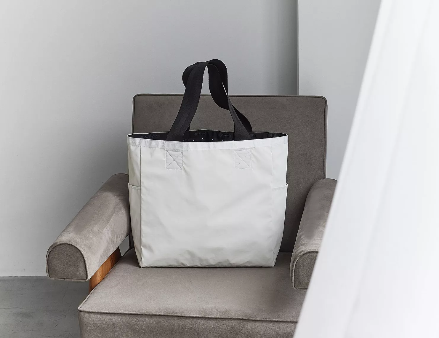 LeSportsac × 集英社 誌面連動コラボバッグ＆ポーチが完成 | LEE