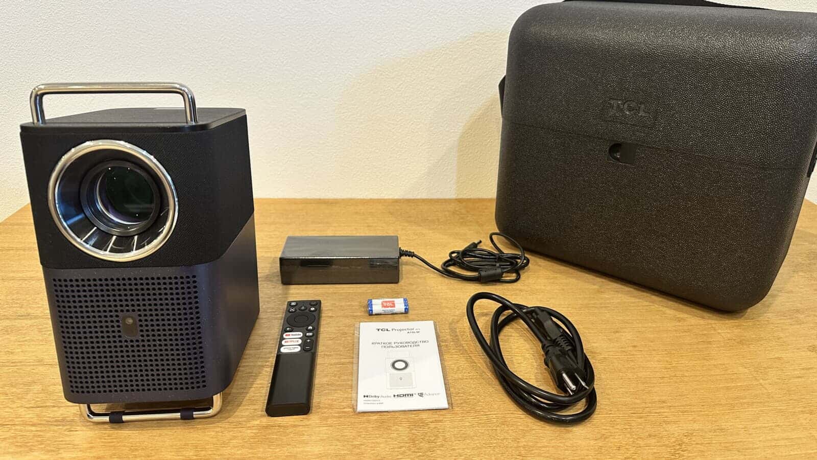 TCL A1s スマートプロジェクターをレビュー、Google TV搭載の