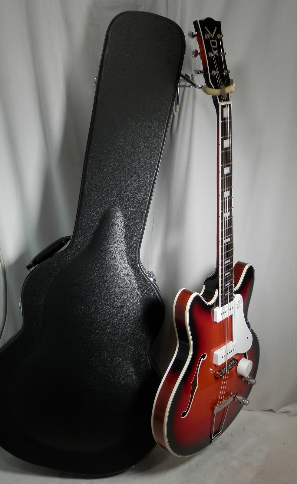 Vox Bobcat V90-SB Sunburst Semi-Hollow Electric with hard case