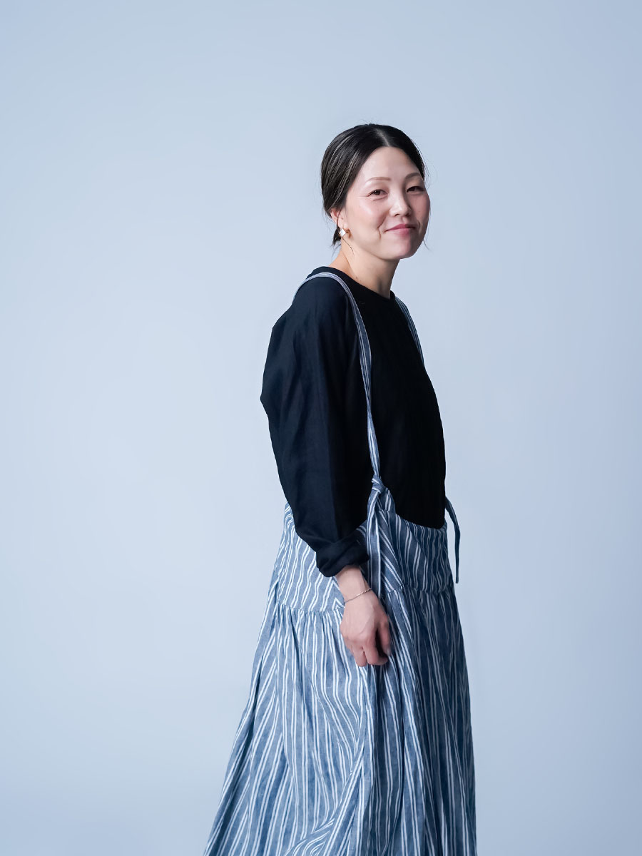 リネントップス】無言が語る、素材と設計の自信 ラグランスリーブ