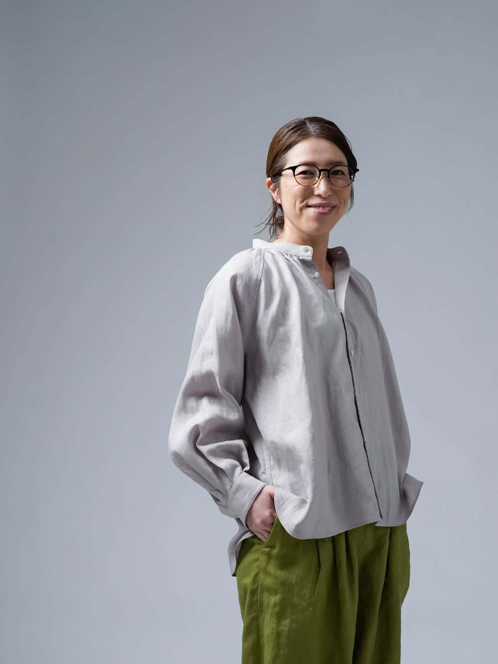 リネンシャツ】巧妙に仕立てられしギャザースタンドカラーシャツ/灰桜