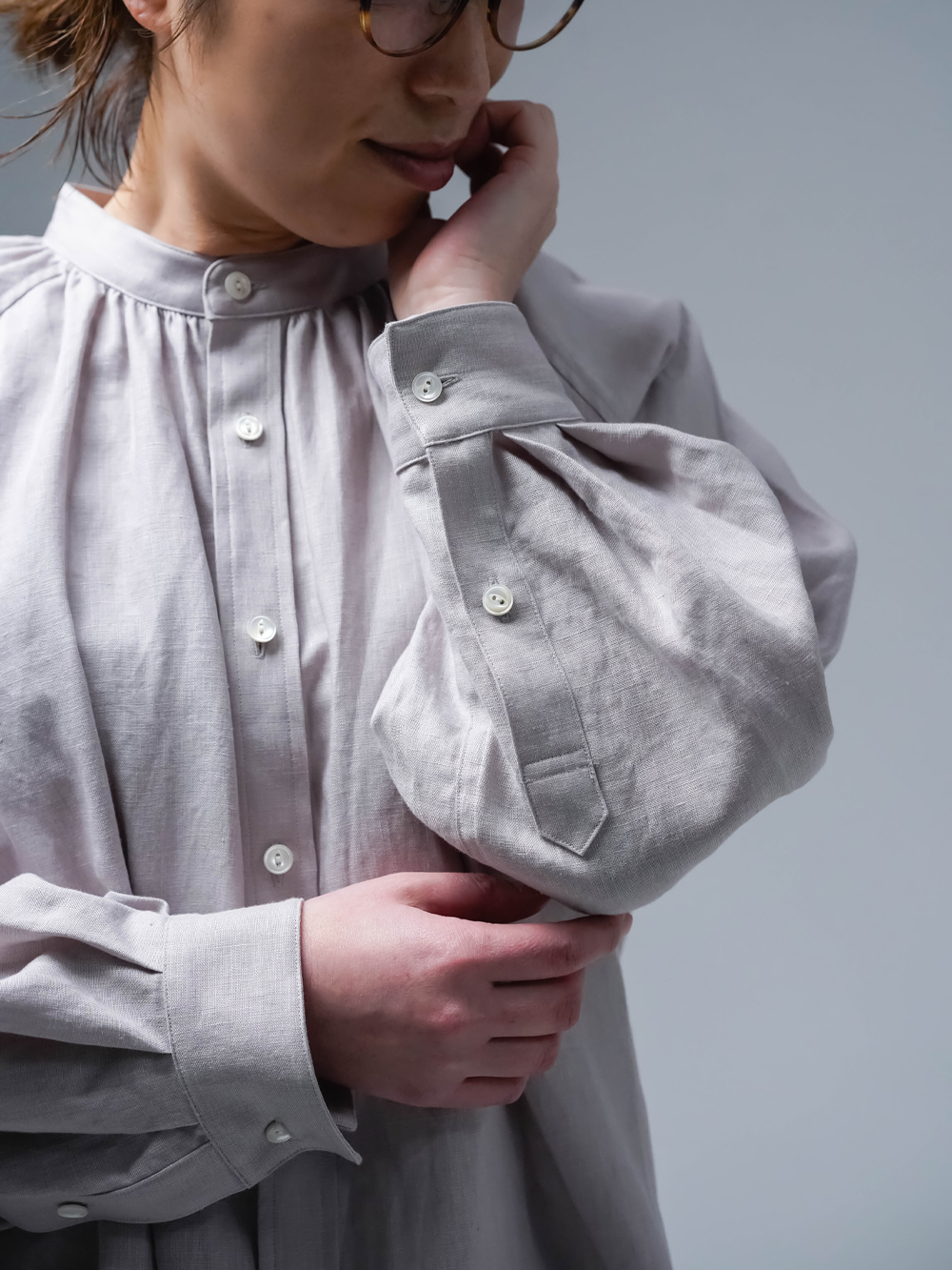 リネンシャツ】巧妙に仕立てられしギャザースタンドカラーシャツ/灰桜