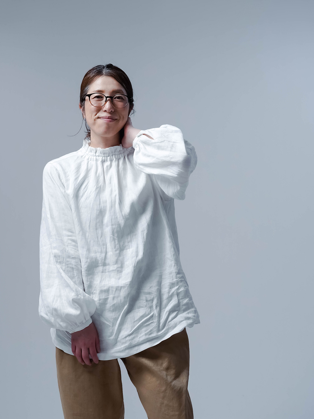 リネントップス】あなたを魅力的にみせる シャーリングネック/ 白色