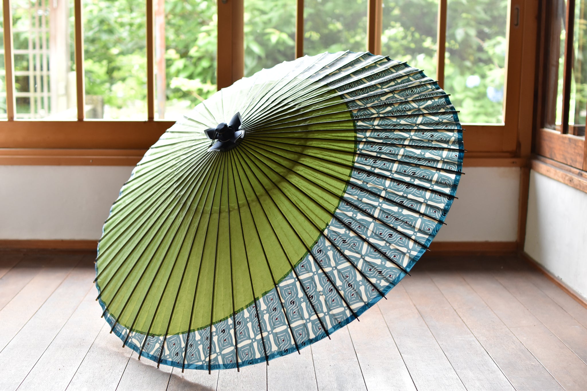 蛇の目傘【月奴 緑×ねじり青】 – 和傘CASA