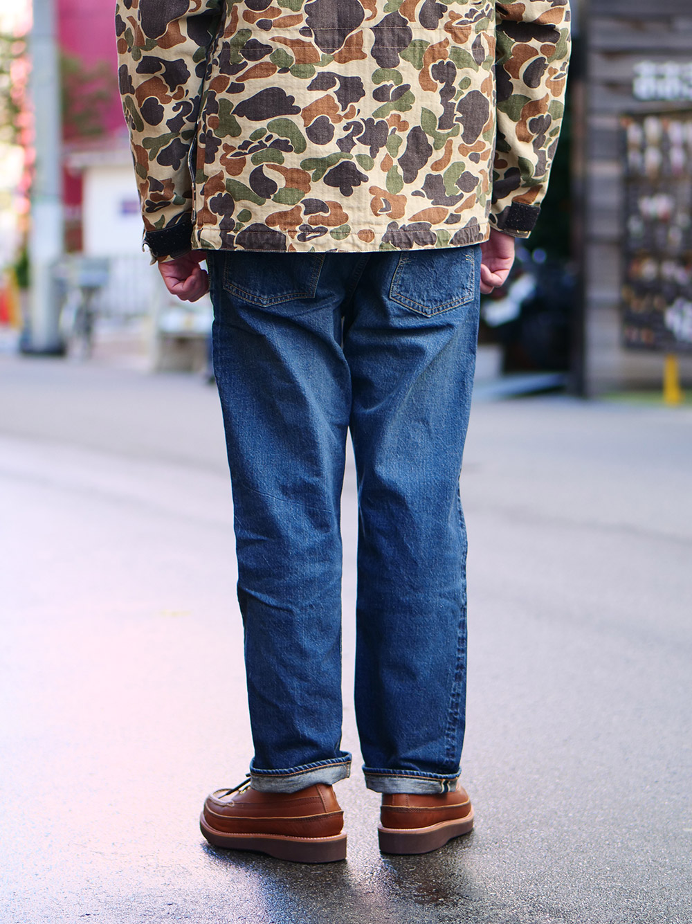 マウンテンパーカーの重ね着スタイル