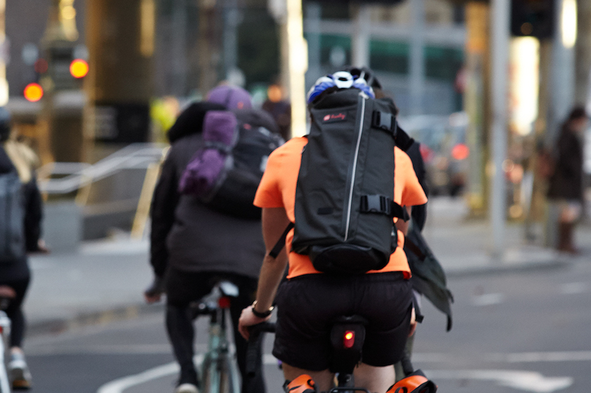 自転車通勤の救世主！ スーツを巻いて運べる、ヘンティの画期的バッグ