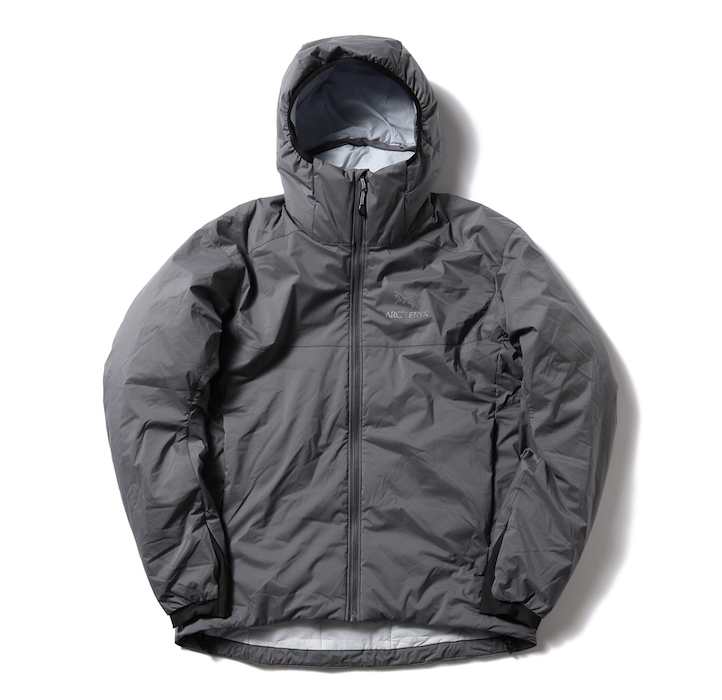 ビームス別注アークテリクスの化繊ミドラーは、レイヤードにも最適な一