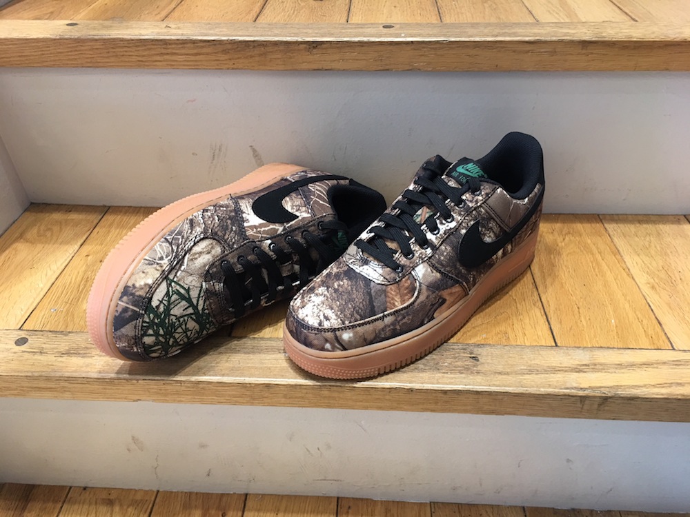 リアルツリーカモ柄をまとったナイキ・エアフォース1は、外遊び好き