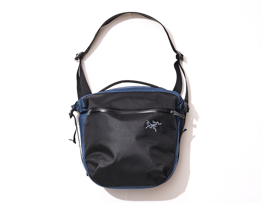 アークテリクスの名作「アロー」の魅力を凝縮した、行動バッグの有力株