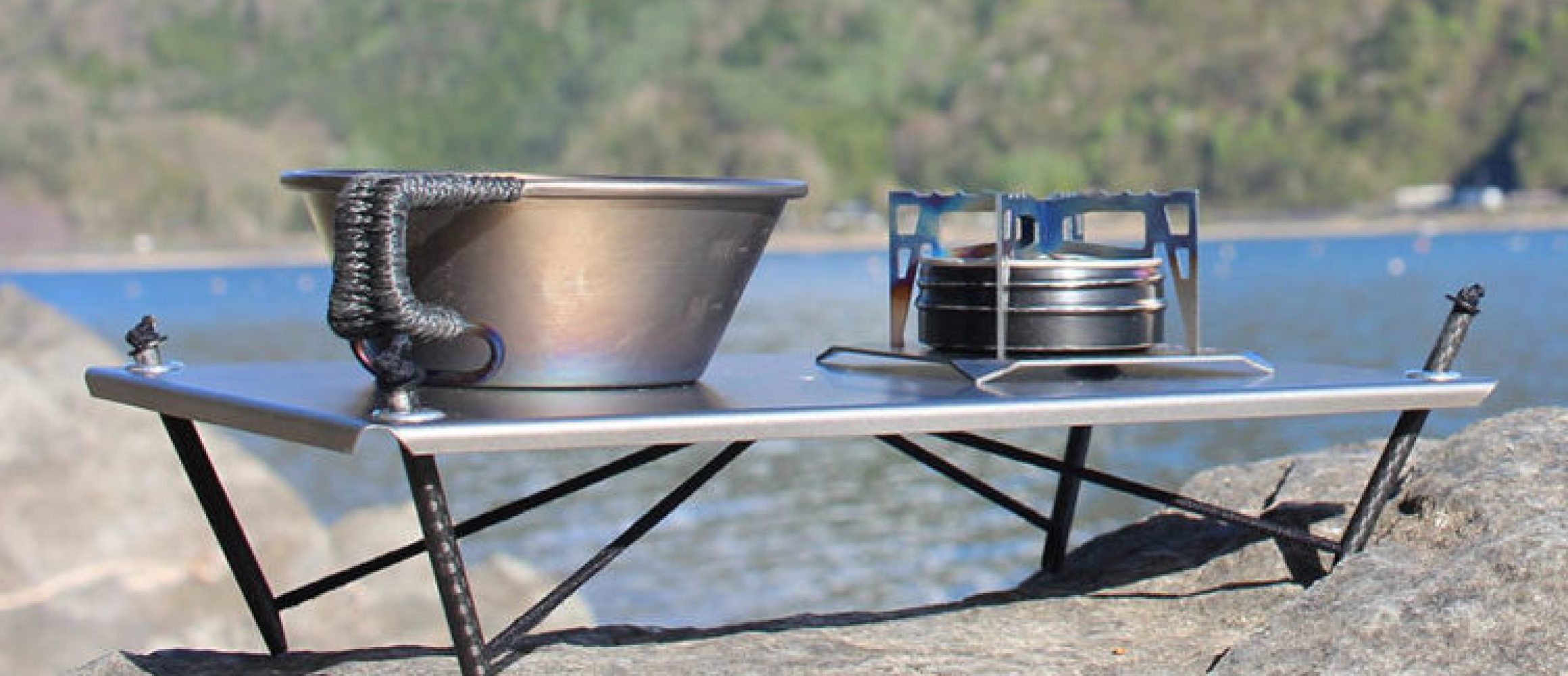 わずか88g！ 凹凸なフィールドでも水平になる、新発想の超軽量テーブル