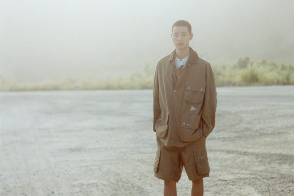 バブアー×アンドワンダーの人気コラボ第3弾。50年代の名作を、ライトな