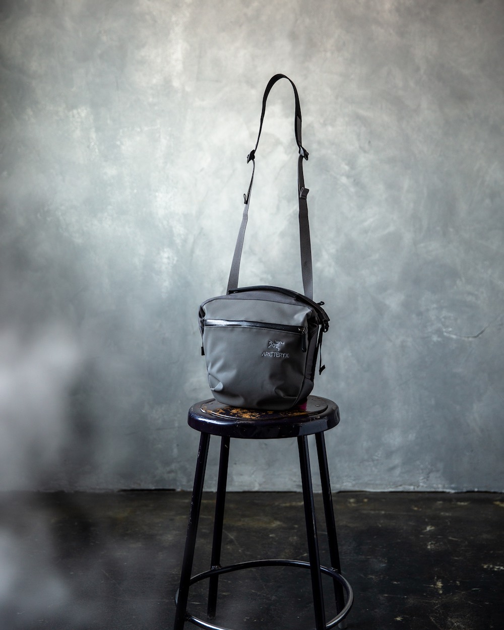 アークテリクスの傑作がオールグレーに。ビームス別注コレクションは