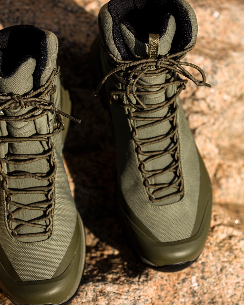 アークテリクスから、軽量性に特化した本格トレッキングシューズが