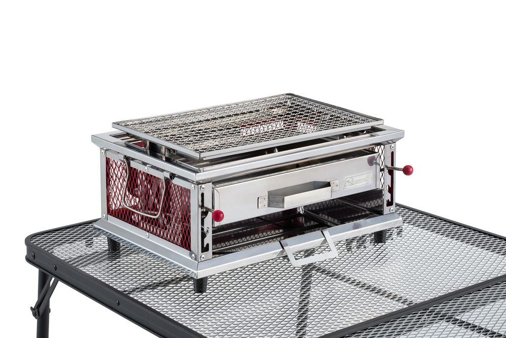 コールマンの新作グリルは、炭の熱を徹底活用！ 二階建て構造でピザも
