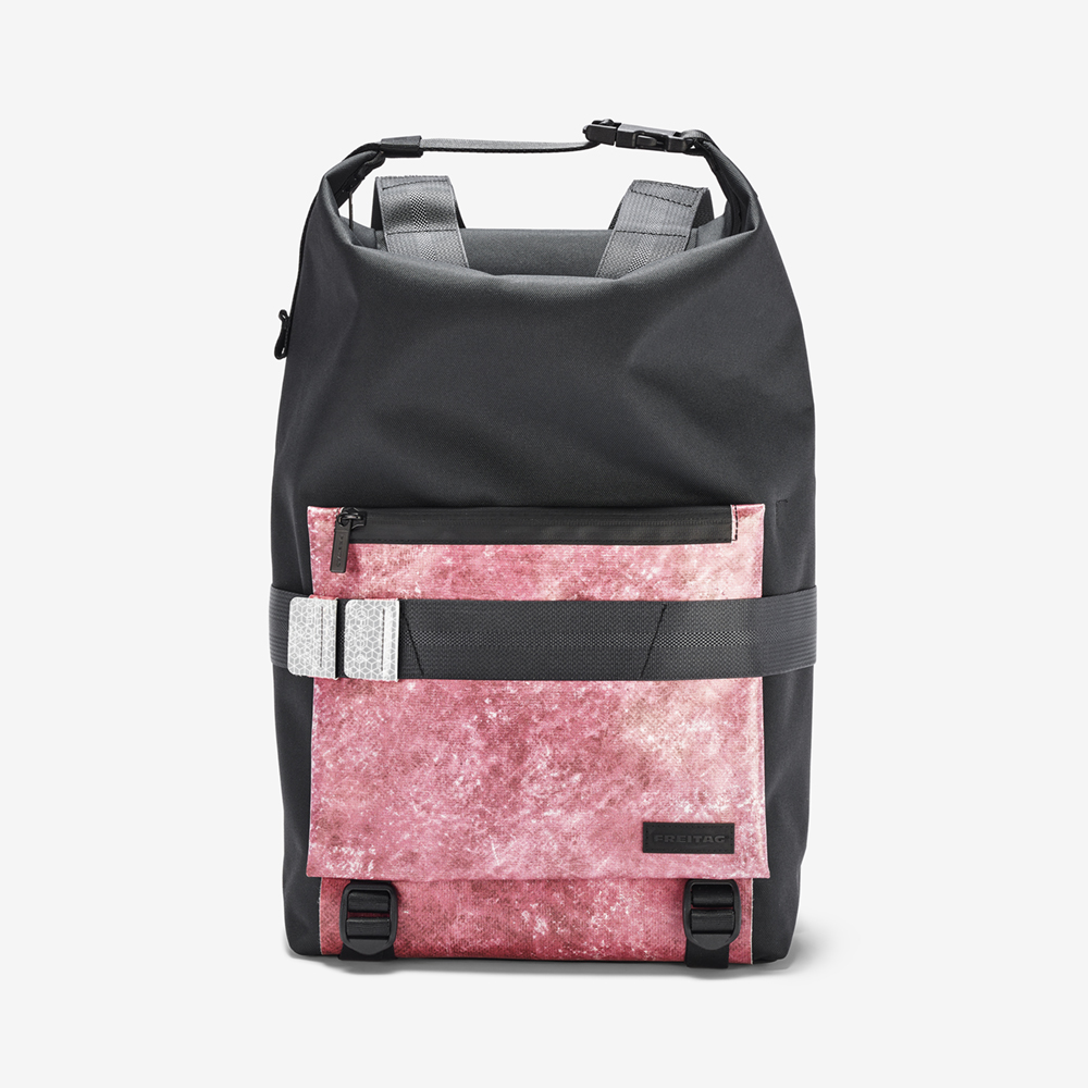 フライターグの都会派バッグに、夜間も安心・安全なリフレクター搭載