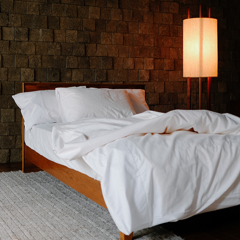 P.F.S.が2年の構想を経て完成させたベッドリネン。純白かつ馴染みいい