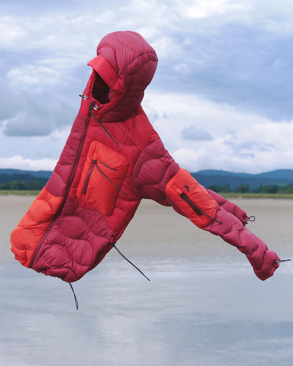 ピークパフォーマンスの超軽量ダウンジャケットに、マルチカラーの限定