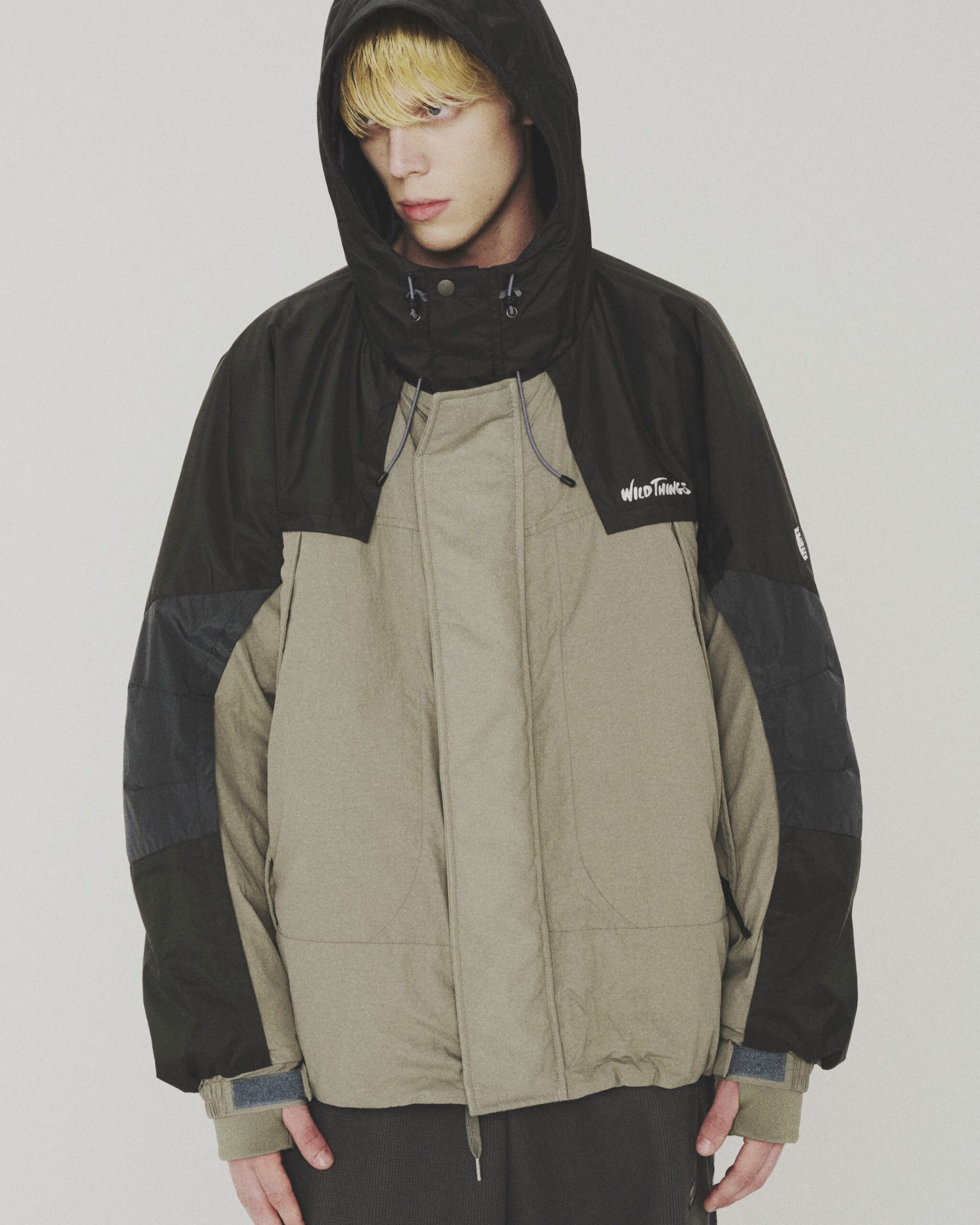 ミリタリーなムードが漂う。ワイルドシングスの名作アウターをアーバン