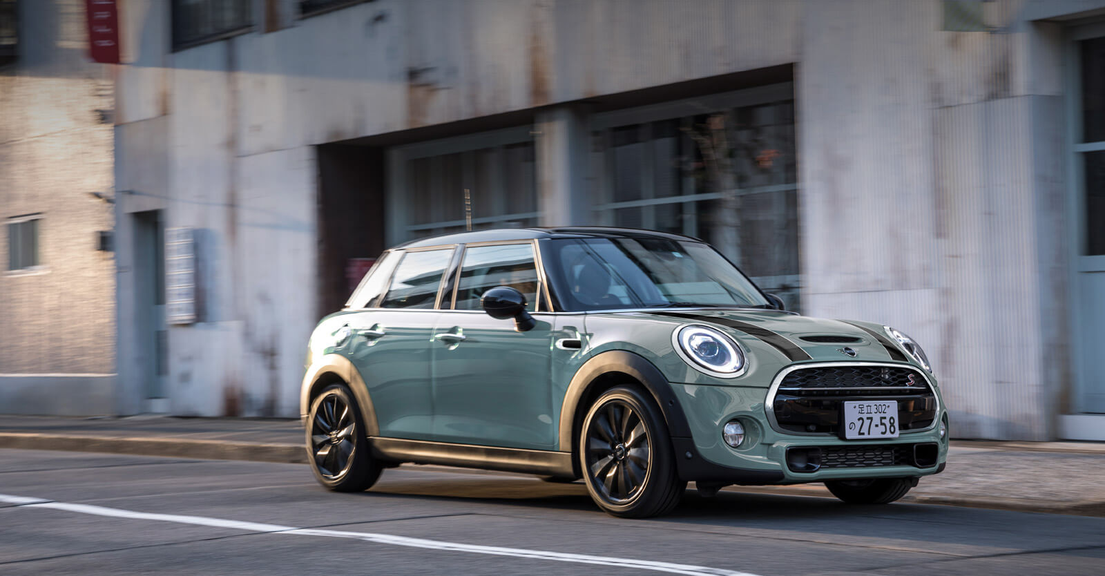 MINI ICE BLUE BLACK EDITION レトロなボディーカラーをまとう5ドア