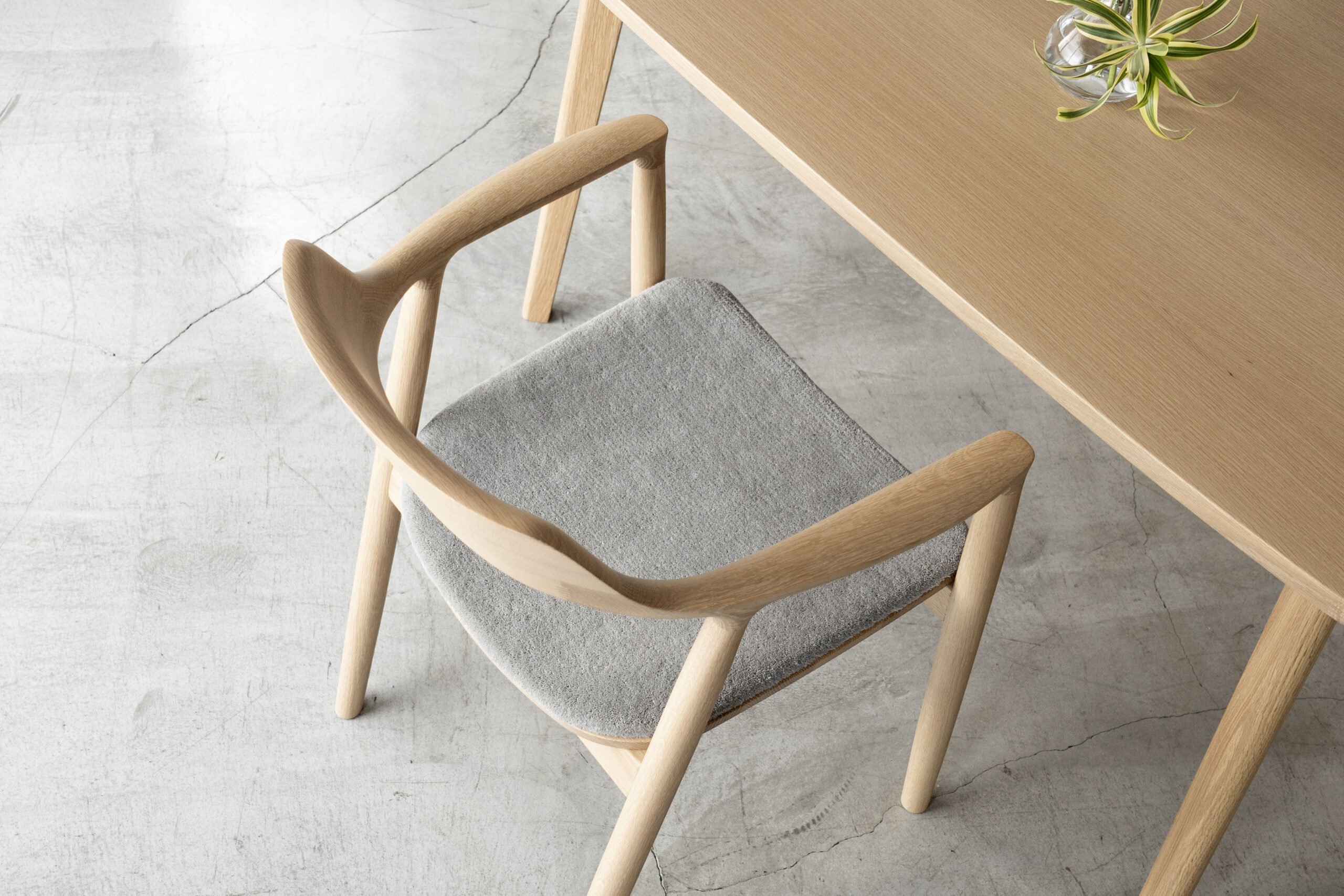 HIROSHIMAアームチェア用クッションができるまで ― 山形緞通の手仕事が