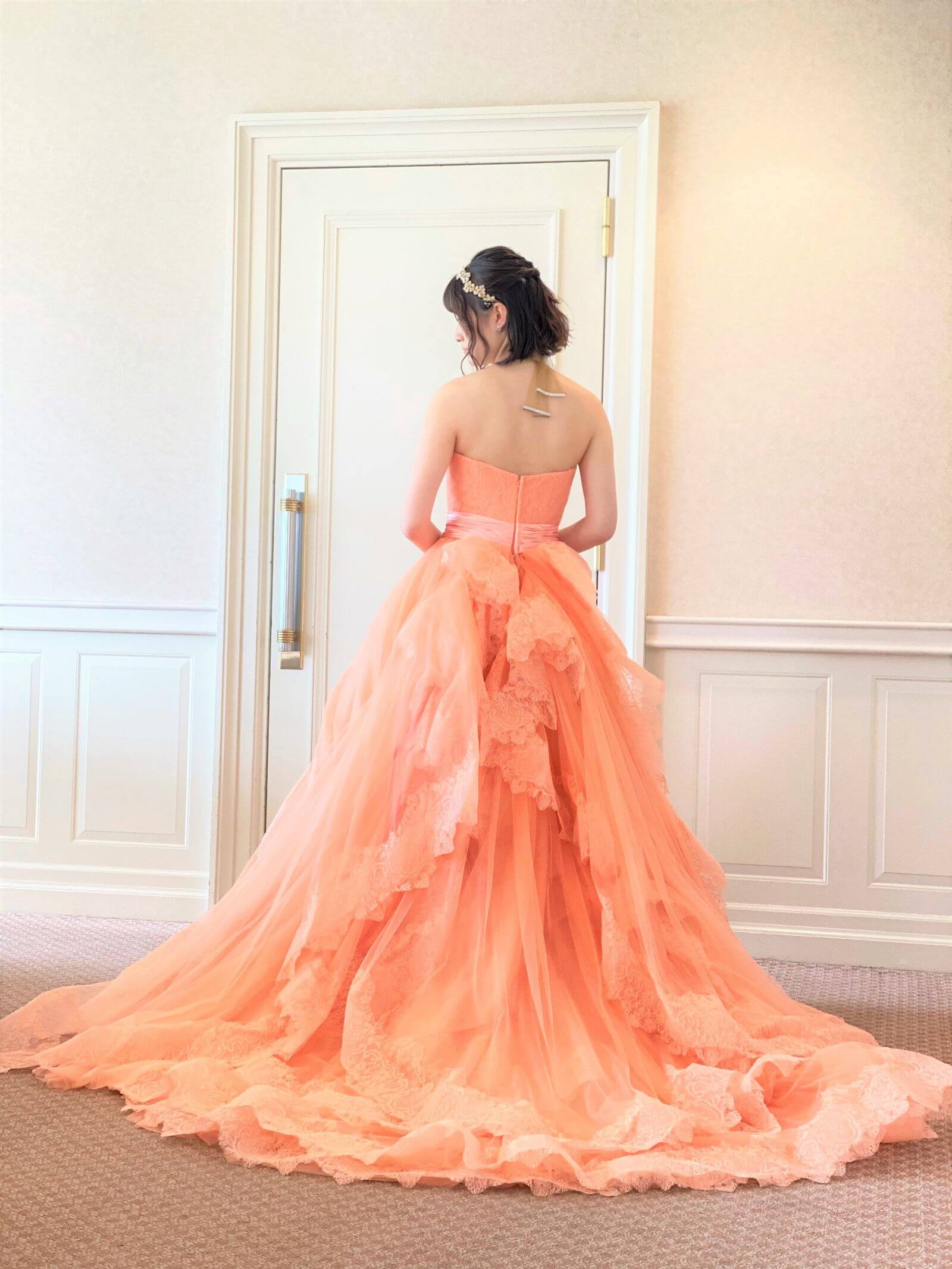 大人フェミニンスタイルを叶えるオレンジのカラードレス - ドレッシーズ