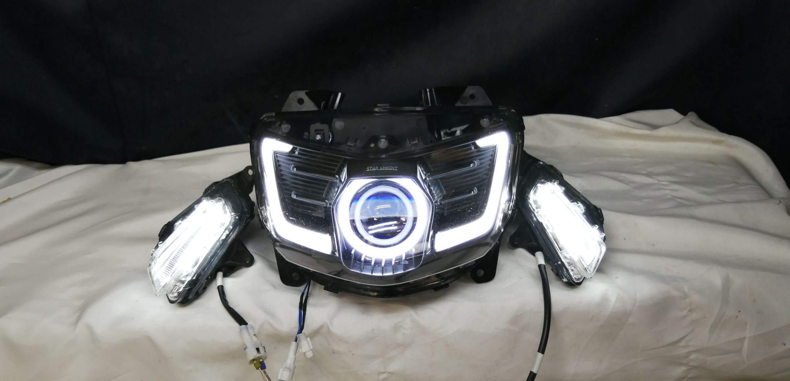 シグナスX ヘッドライトを劇的カスタム！面発光イカリング＆LED色調