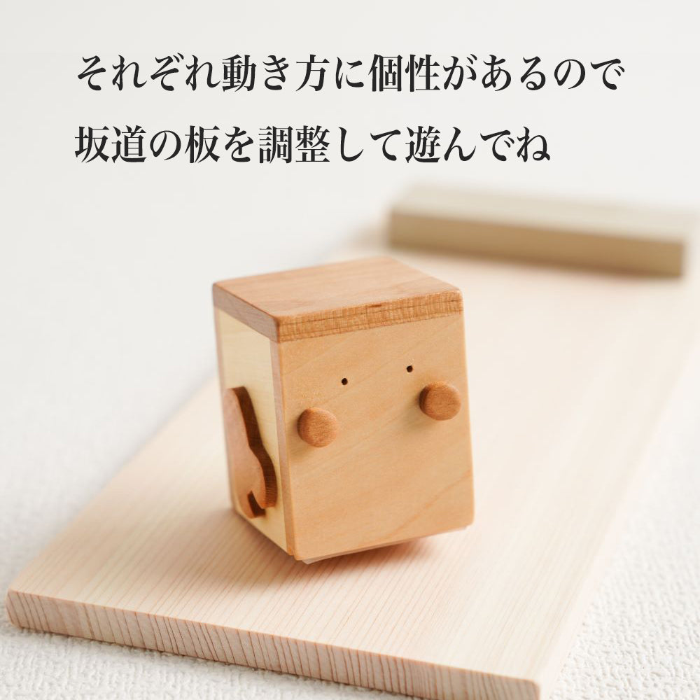 坂道をコトコトとかわいく歩く木のおもちゃ – なかよしライブラリー
